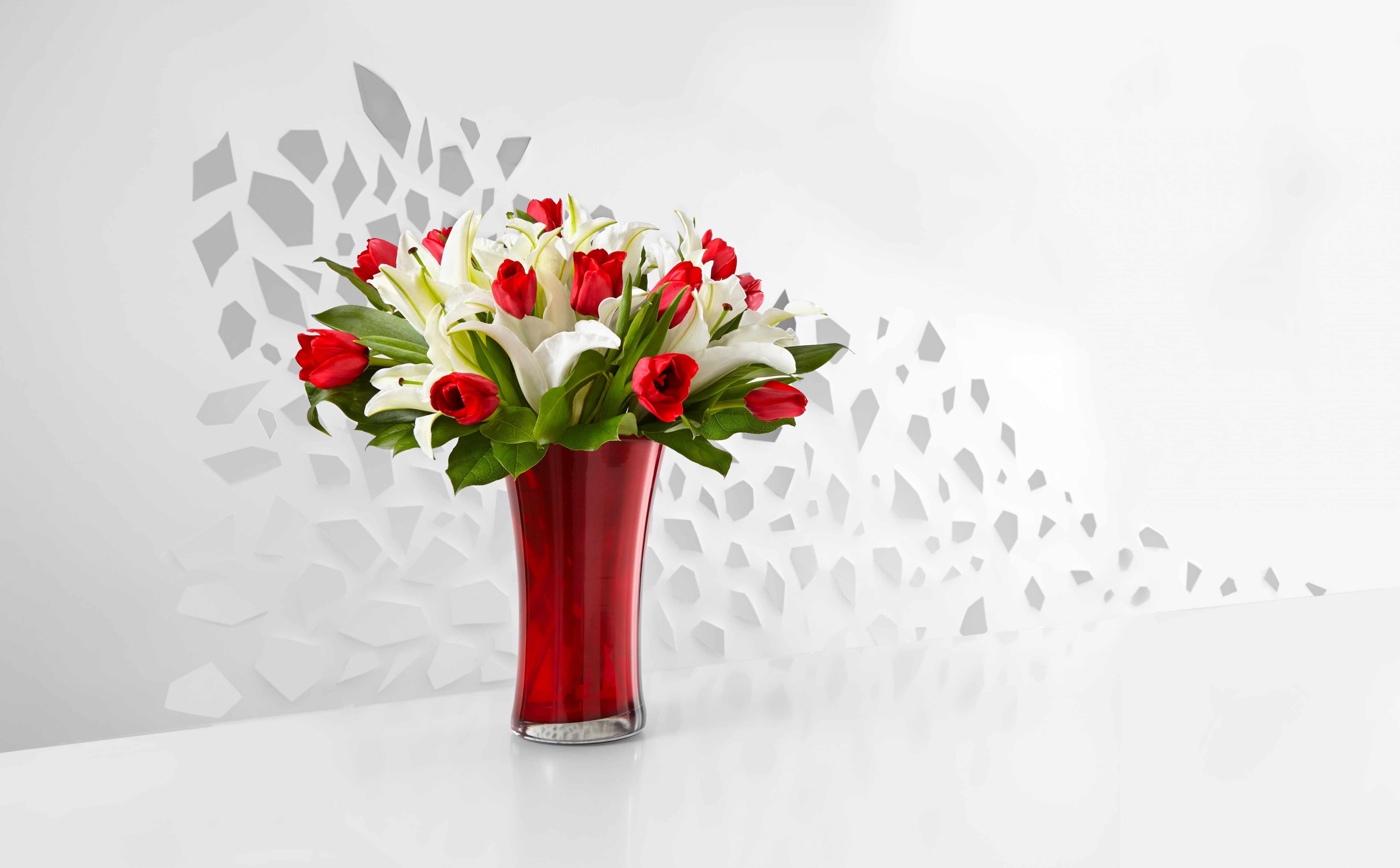 Открытка на 8 минимализм. Цветы в вазе. Тюльпаны в вазе. Ваза с цветком. Ваза на столе.