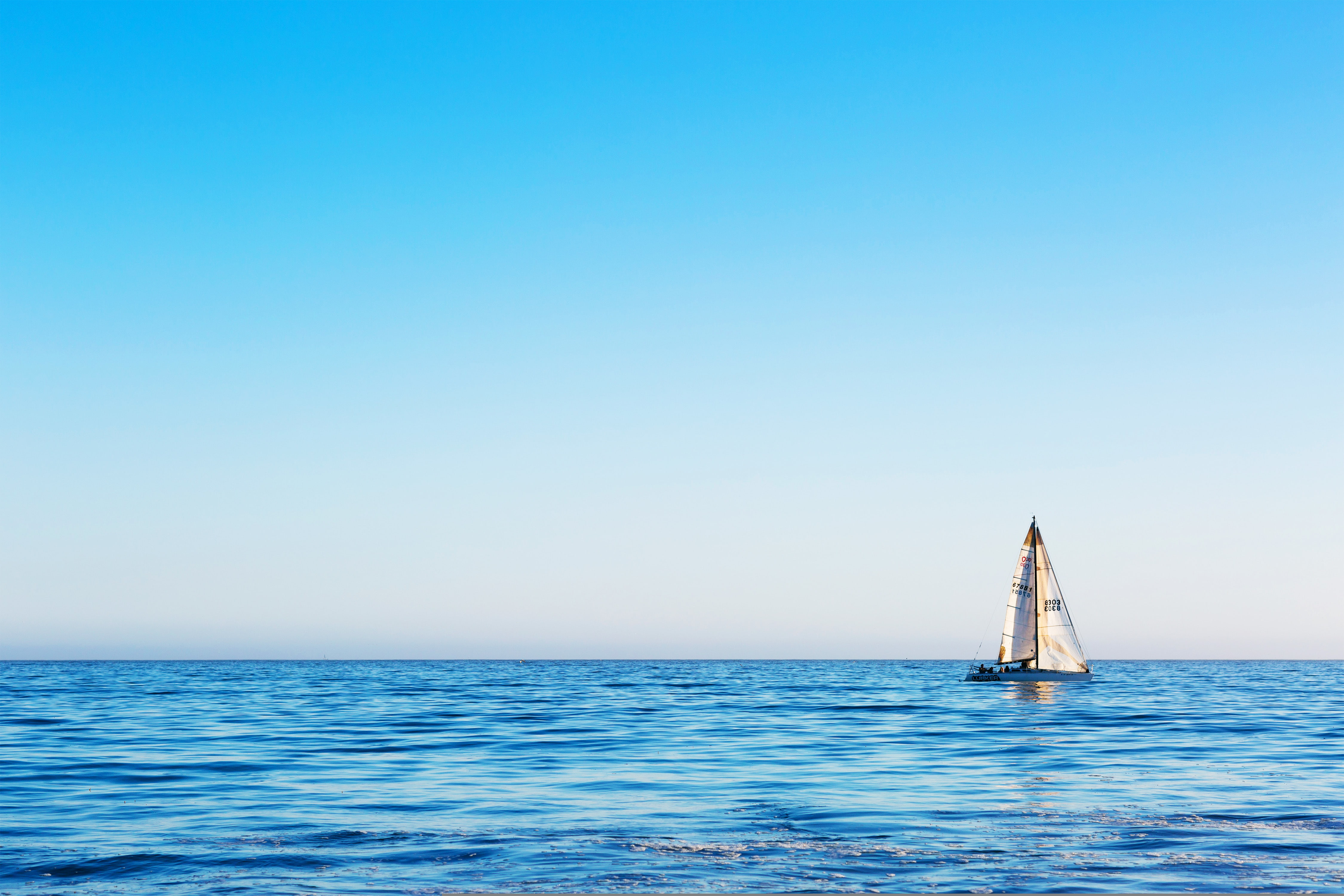 Блог парус у моря. Парусник в море. Море Горизонт. Спокойное море. Море Парус.